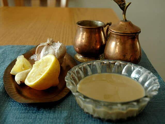 음식과 함께 있는 타히니(Tahini)