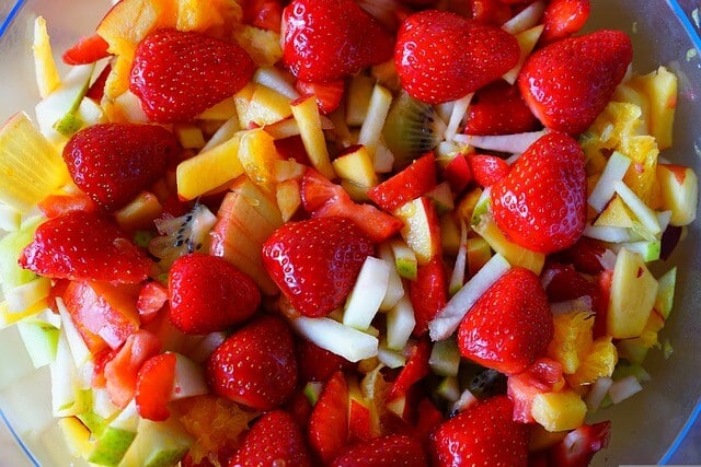 샐러드(salad)란? 어원과 역사&10가지 샐러드 종류 10 과일 샐러드(fruit salad) - 메인 딸기