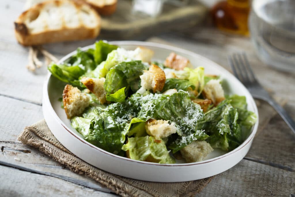 샐러드(salad)란? 어원과 역사&10가지 샐러드 종류 11 크루통&파마산이 올려진 Caesar Salad