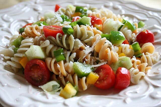 샐러드(salad)란? 어원과 역사&10가지 샐러드 종류 19 푸실리 파스타 샐러드(위키)