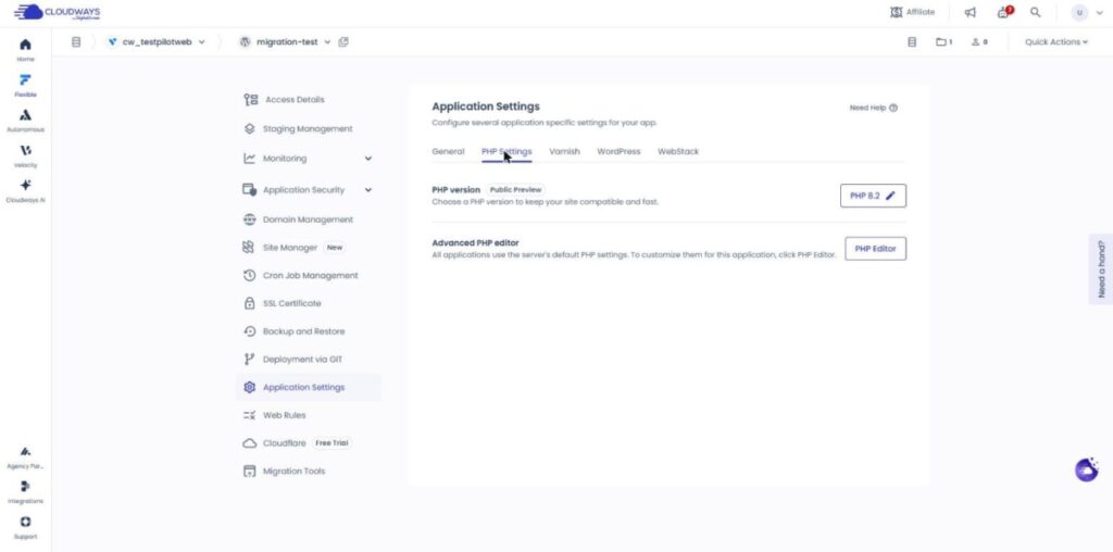 Écran Application Settings : onglet PHP Settings, ligne PHP version (Public Preview), bouton PHP 8.2 ✎ à droite, menu de l'application à gauche