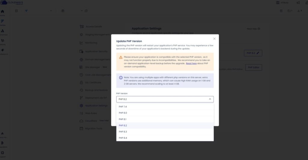 Fenêtre Update PHP Version : liste PHP Version avec PHP 7.4, 8.0, 8.1, 8.2, 8.3 et 8.4, avertissement mémoire pour plusieurs versions de PHP (serveurs de 1GB et 2GB, 4GB recommandés)