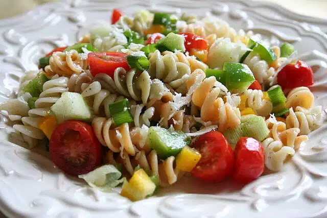 샐러드(salad)란? 어원과 역사&10가지 샐러드 종류 19 푸실리 파스타 샐러드(위키)