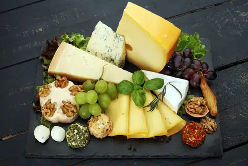 브런치-플래터치즈-및-포도-등